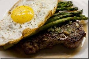 paleo lunch Steak with Eggs
