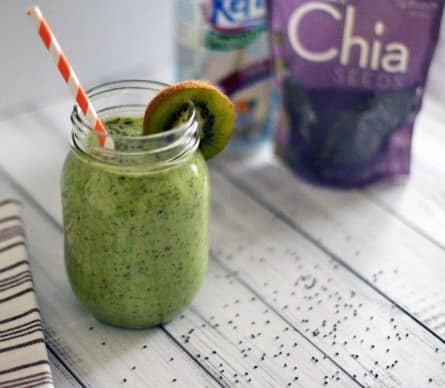 Kiwi and pear yogurt smoothie
