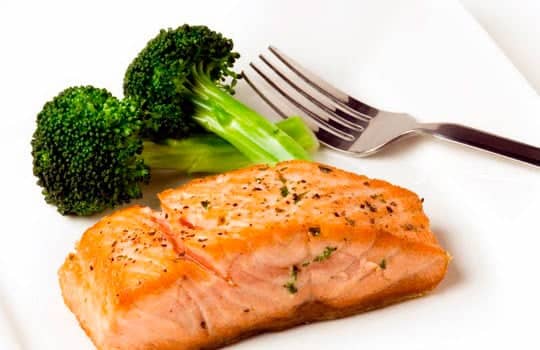 Low Carb - Seared salmon with braised broccoli